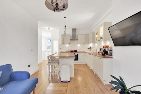 Cricklewood Broadway, London NW2 2 bed flat for sale