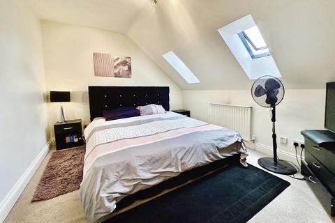 Pennington Drive, London 2 bed flat for sale