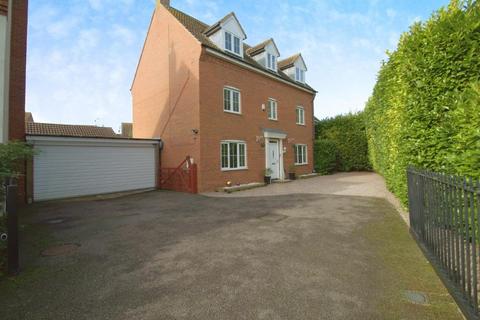 5 bedroom detached house for sale