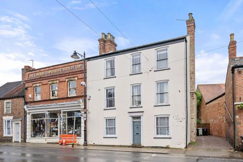 North Street, Horncastle, LN9 6 bed end of terrace house for sale