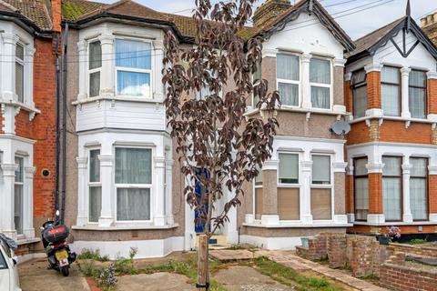 Courtland Avenue, Ilford, Essex 2 bed apartment for sale