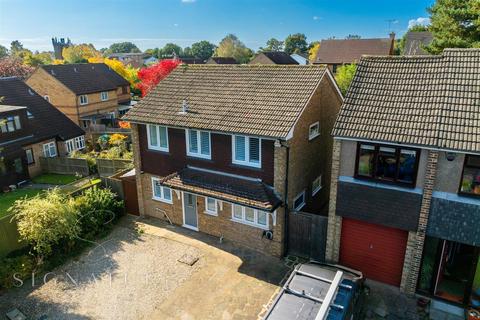 Follett Drive, Abbots Langley 3 bed detached house for sale