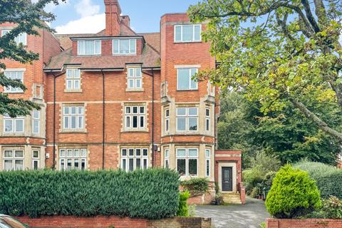 Earls Avenue, Kent CT20 2 bed apartment for sale