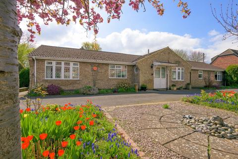 High Road, Grantham NG32 4 bed detached bungalow for sale