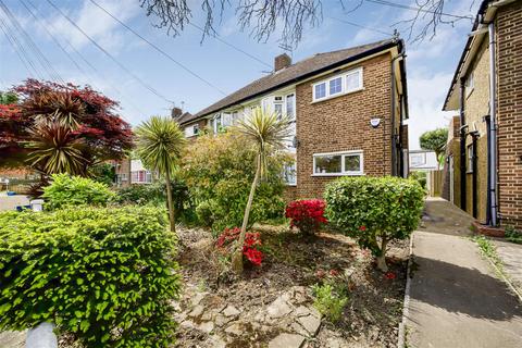 Bramley Close, Twickenham 2 bed maisonette for sale