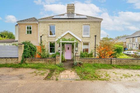 4 bedroom terraced house for sale