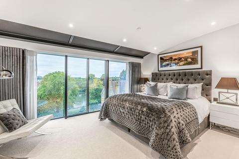 Petersham Road, Richmond, TW10 2 bed flat for sale