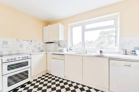 3 bedroom flat for sale