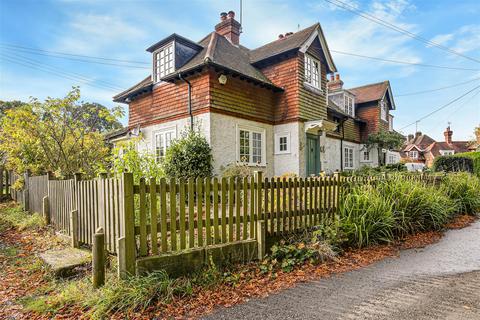 Chart Lane, Brasted TN16 3 bed semi