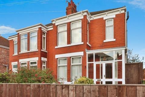 Lascelles Avenue, Withernsea, HU19 2EA 3 bed semi