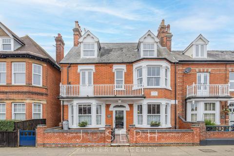 Queens Road, Felixstowe, IP11 6 bed end of terrace house for sale
