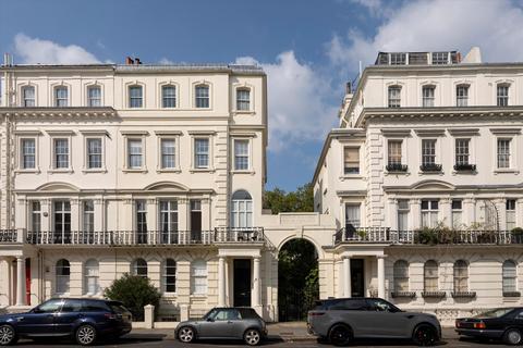 Kensington Park Gardens, London, W11 2 bed flat for sale