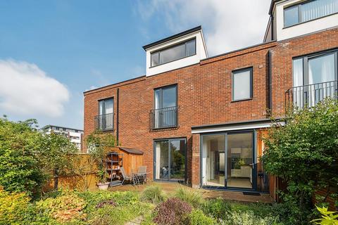 Kensington Gardens, Bedford 3 bed townhouse for sale