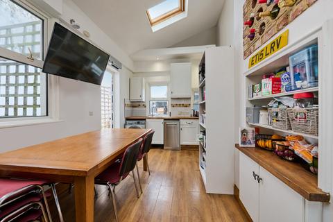 Lordship Lane, East Dulwich, SE22 3 bed maisonette for sale