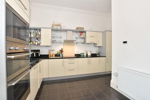 Whitecroft Park, Newport, Isle of Wight 2 bed apartment for sale