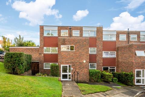 Woodlands Court, Woking, GU22 2 bed maisonette for sale