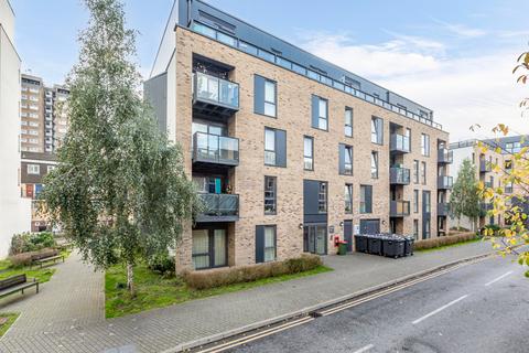 Market Street, Surrey KT15 2 bed flat for sale