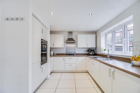 Heselden Drive, Wakefield WF1 4 bed detached house for sale