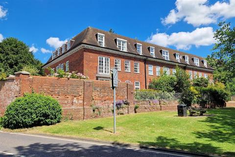Spriggs Court, Palmers Hill, Epping 2 bed flat for sale