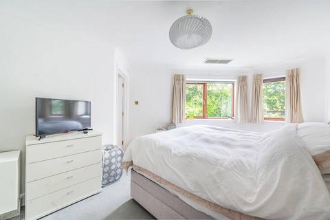 London Road, Stanmore, HA7 2 bed flat for sale
