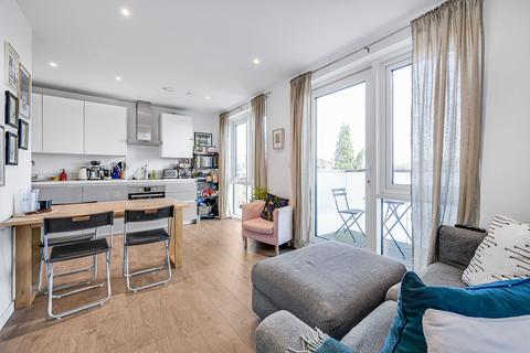 Juniper Drive, London, SW18 2 bed flat for sale