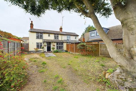 Chertsey Road, Addlestone, Surrey, KT15 3 bed semi
