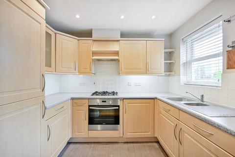 Ravens Close, Surbiton, KT6 2 bed flat for sale