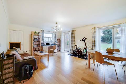 Borough Road, Isleworth, TW7 3 bed flat for sale