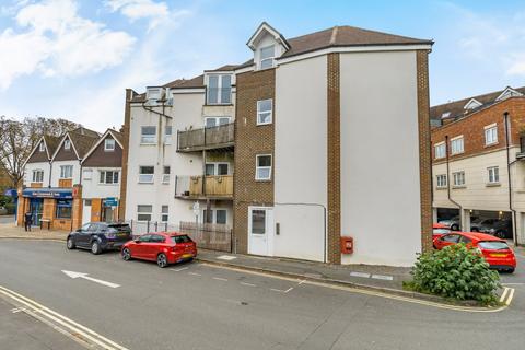 Rosemount Avenue, Surrey KT14 2 bed flat for sale