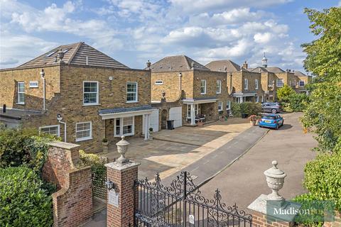 High Elms, Essex IG7 5 bed detached house for sale