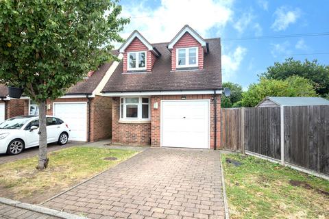 Park Close, Byfleet KT14 3 bed detached house for sale