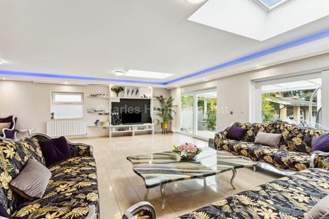 Chase Side, Southgate N14 6 bed detached house for sale