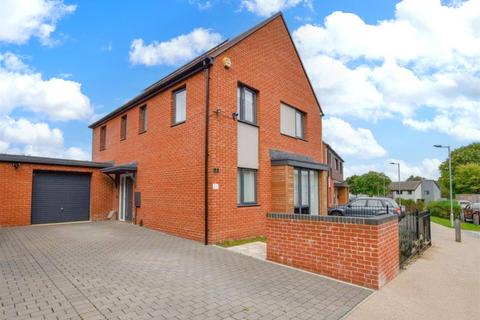 4 bedroom link detached house for sale