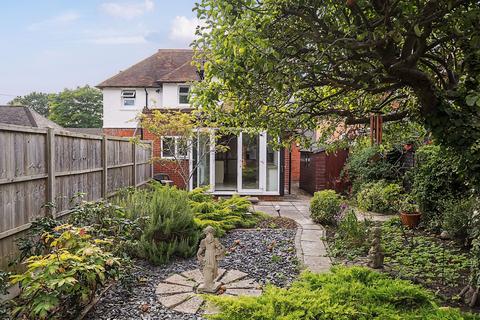 Marshall Road, Godalming, Surrey, GU7 2 bed apartment for sale