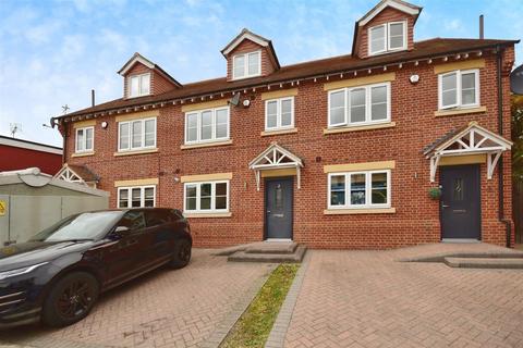 Hester Mews, Romford RM5 3 bed terraced house for sale