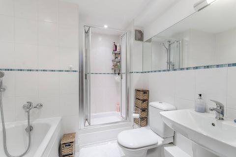 Lumiere Court, Balham, London, SW17 2 bed flat for sale