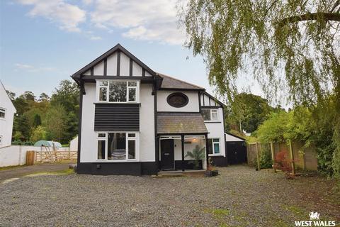 Carmarthen Road, Newcastle Emlyn 4 bed detached house for sale