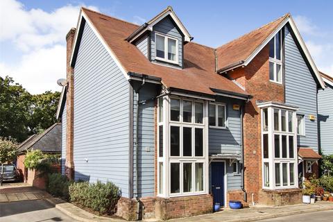 Londesborough Place, Lymington... 4 bed semi