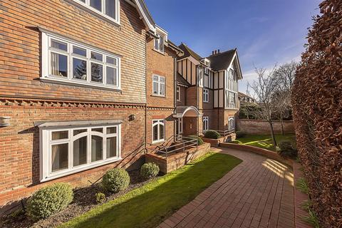 Avenue St. Nicholas, Harpenden 3 bed flat for sale