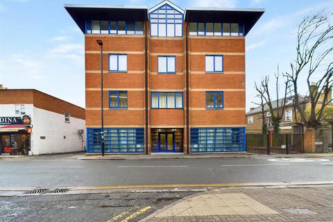 Douglas Road, Hounslow TW3 1 bed flat for sale