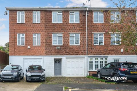 Station Approach, Chelsfield 3 bed terraced house for sale