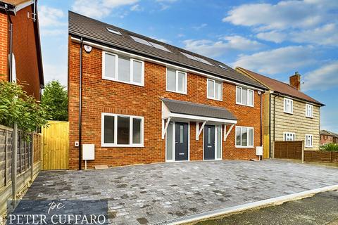 Frenchs Close, Ware SG12 4 bed semi