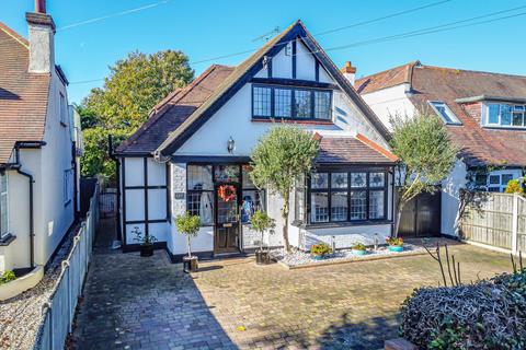 Parkanaur Avenue, Thorpe Bay SS1 3 bed detached house for sale