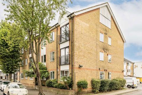 Cairngorm Close, Teddington TW11 1 bed flat for sale