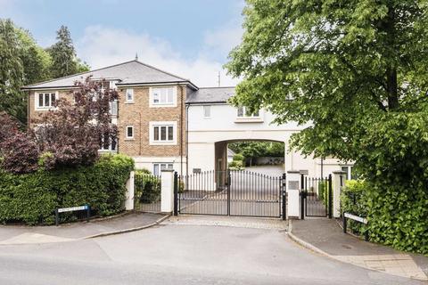 Paynetts Court, Weybridge KT13 2 bed flat for sale