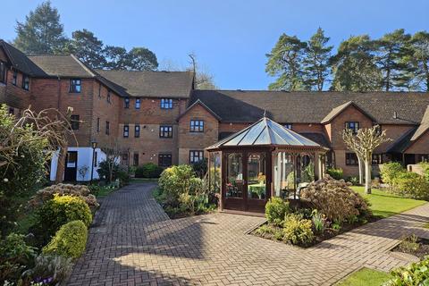 Primrose Walk, Fleet, Hampshire 2 bed apartment for sale