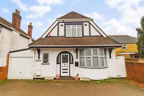 Lower Britwell Road, Near Burnham, SL2 3 bed detached house for sale