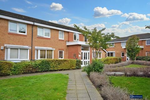 Warwick Close, Hornchurch, RM11 2 bed flat for sale