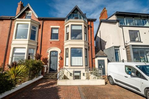 East Beach, Lytham, FY8 3 bed apartment for sale