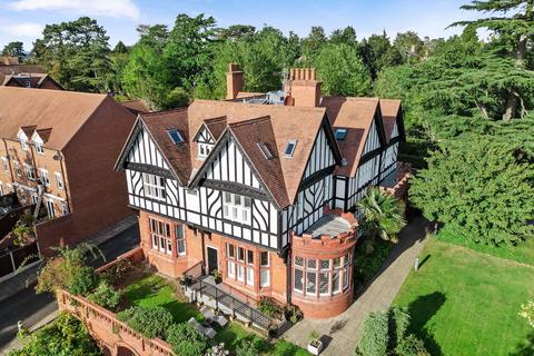 7 Malvern House, Oaklands Court... 2 bed apartment for sale